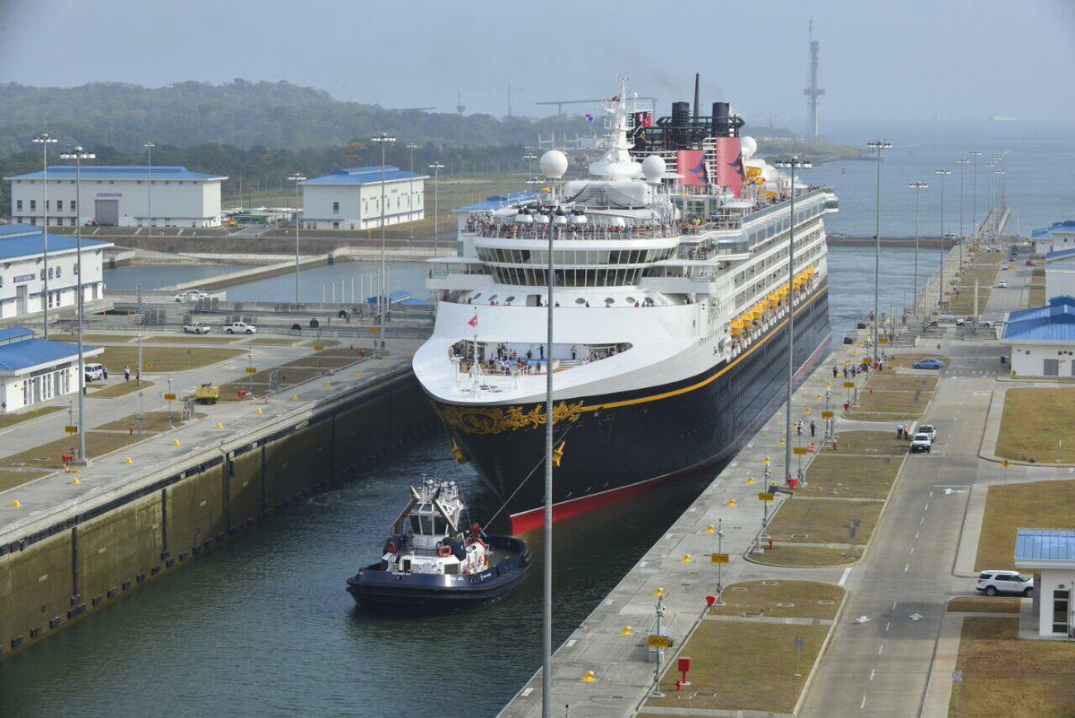 cruise ship going through panama canal