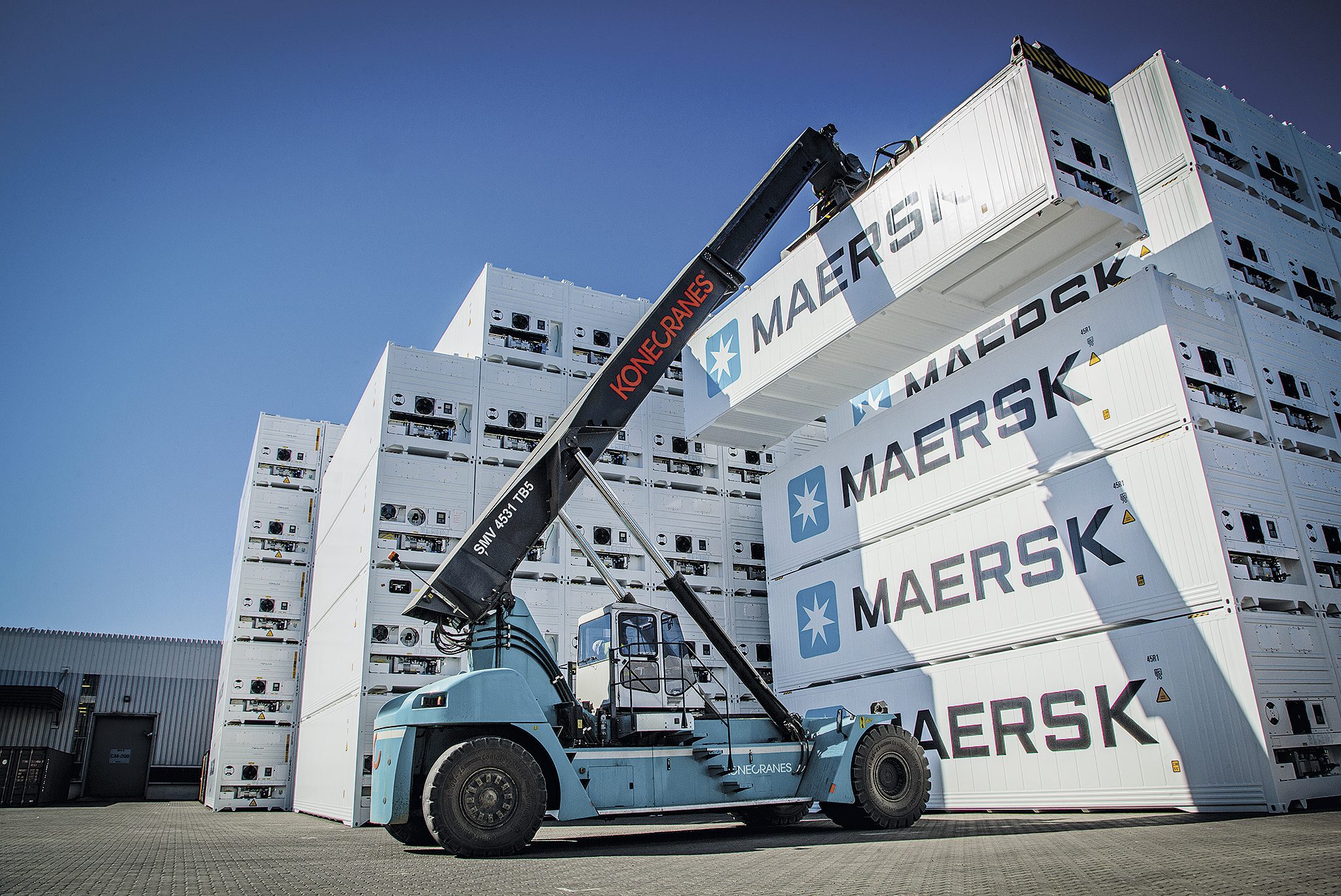 smart-containers-listen-and-talk-maersk-line-mci