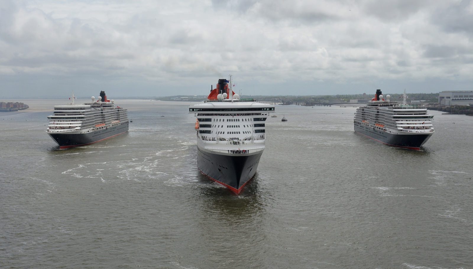 Cunard cruise ships meet