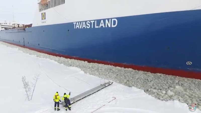 Watch: Here’s How Maritime Pilots Board Vessels During Winter in Finland