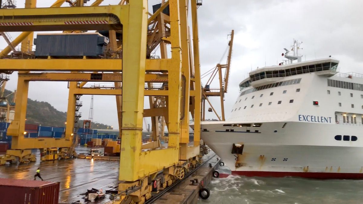 ship hits crane barcelona