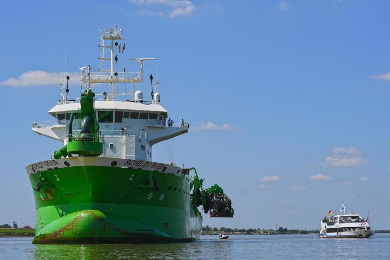 Scheldt River dredger arrives in Hamburg