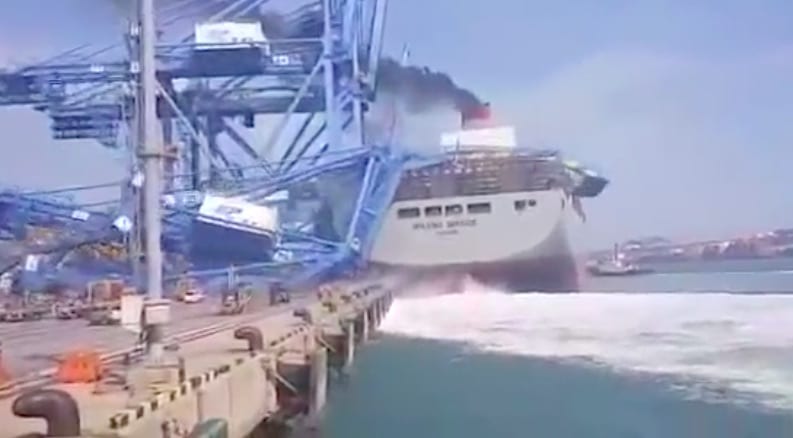 Caught on Camera: Containership Takes Out Crane in Busan, South Korea