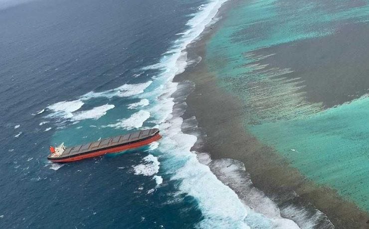 Large Bulk Carrier Runs Aground in Mauritius