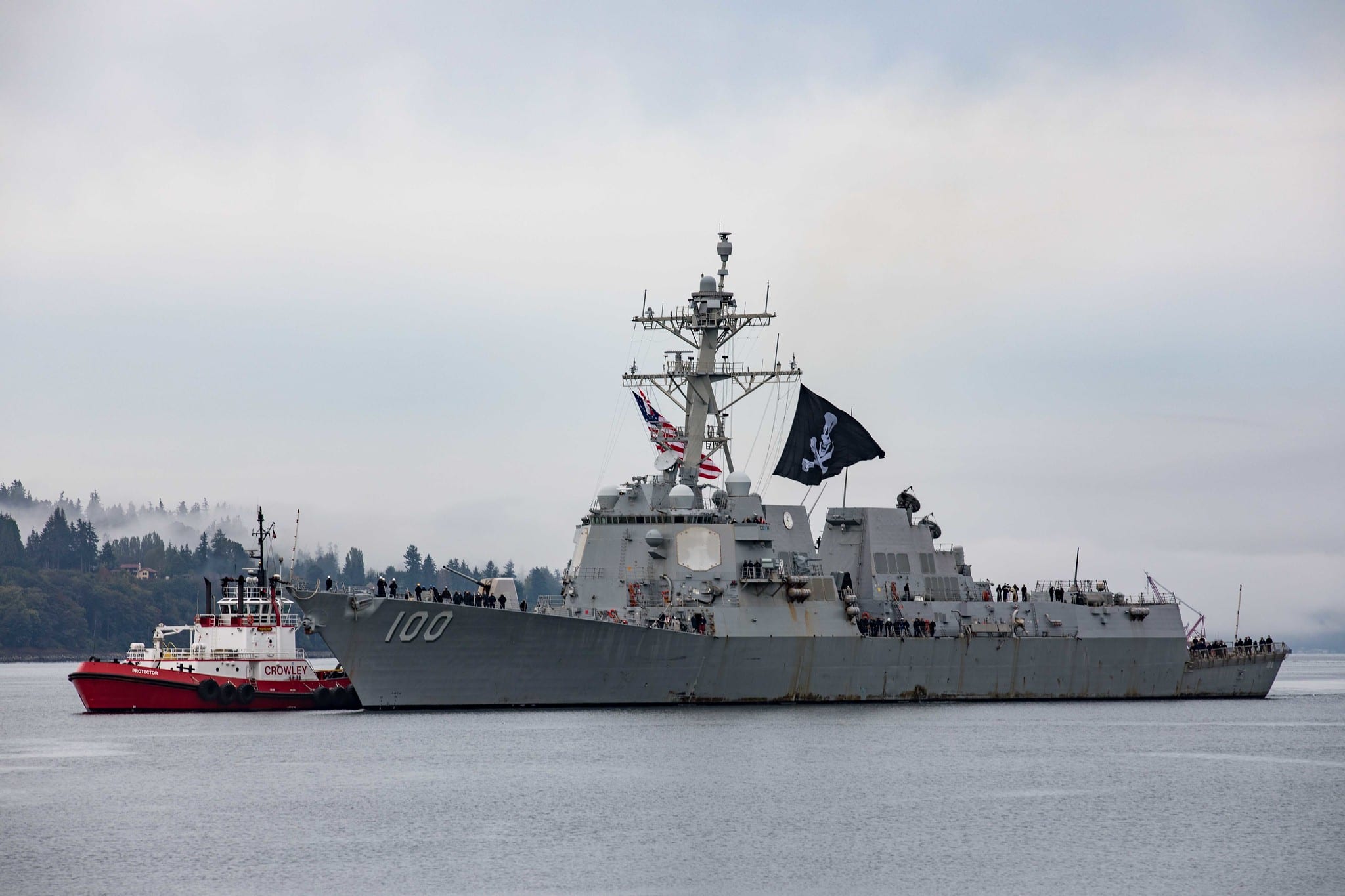 The guided-missile destroyer USS Kidd (DDG 100) arrives in Washington flying the "Jolly Roger"