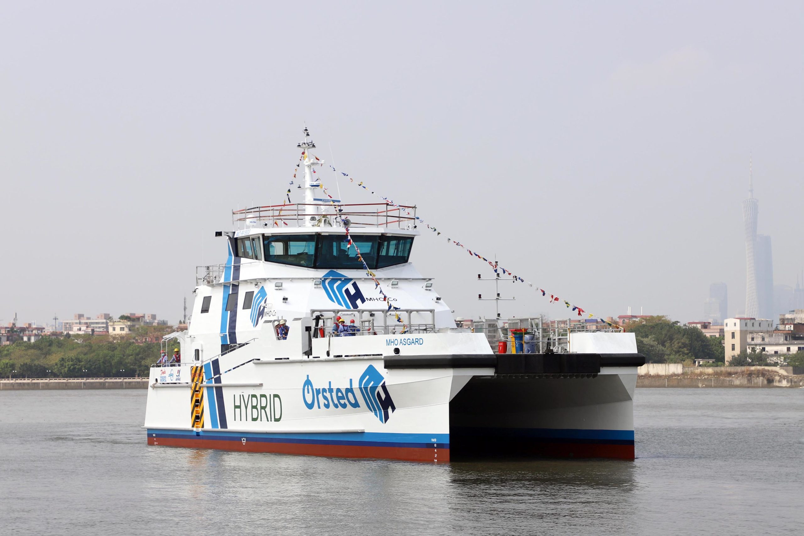 Incat Crowther 35s Become the First Large Hybrid CTVs in Service