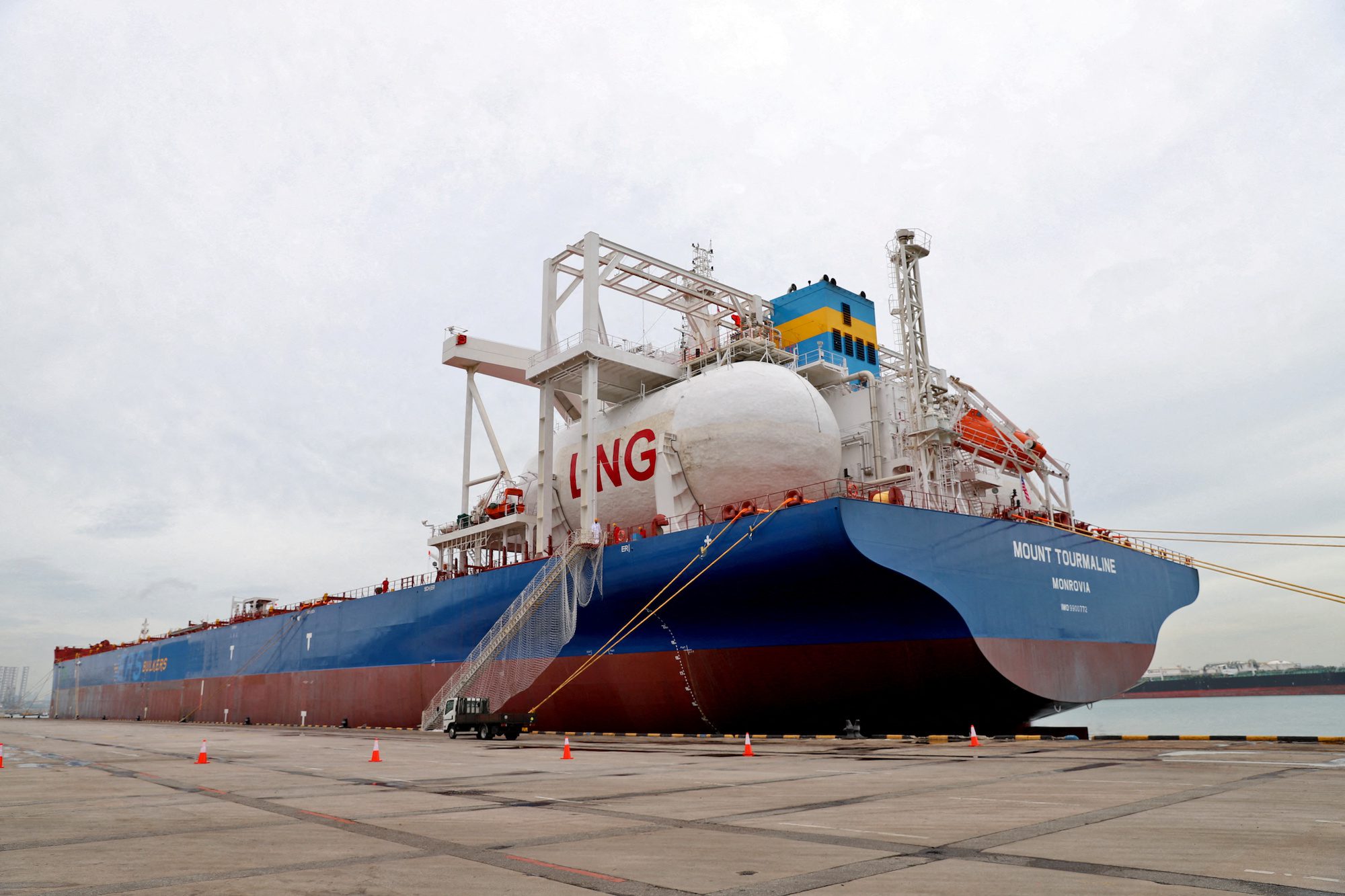 First LNG-Fueled Newcastlemax Bulk Carrier Fuels Up in Singapore