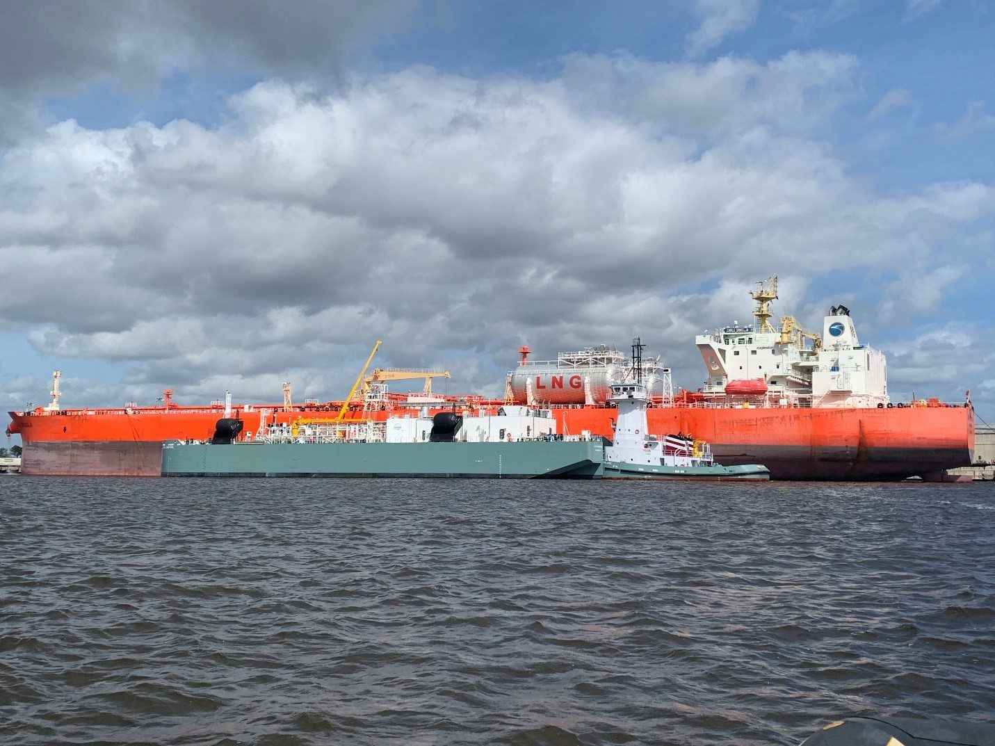 ‘Clean Canaveral’ Performs Inaugural Barge-to-Ship LNG Bunkering Operation