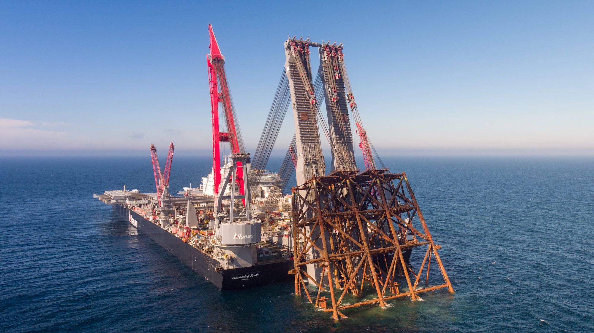 Giant ‘Pioneering Spirit’ Shows Off New Jacket-Lifting System