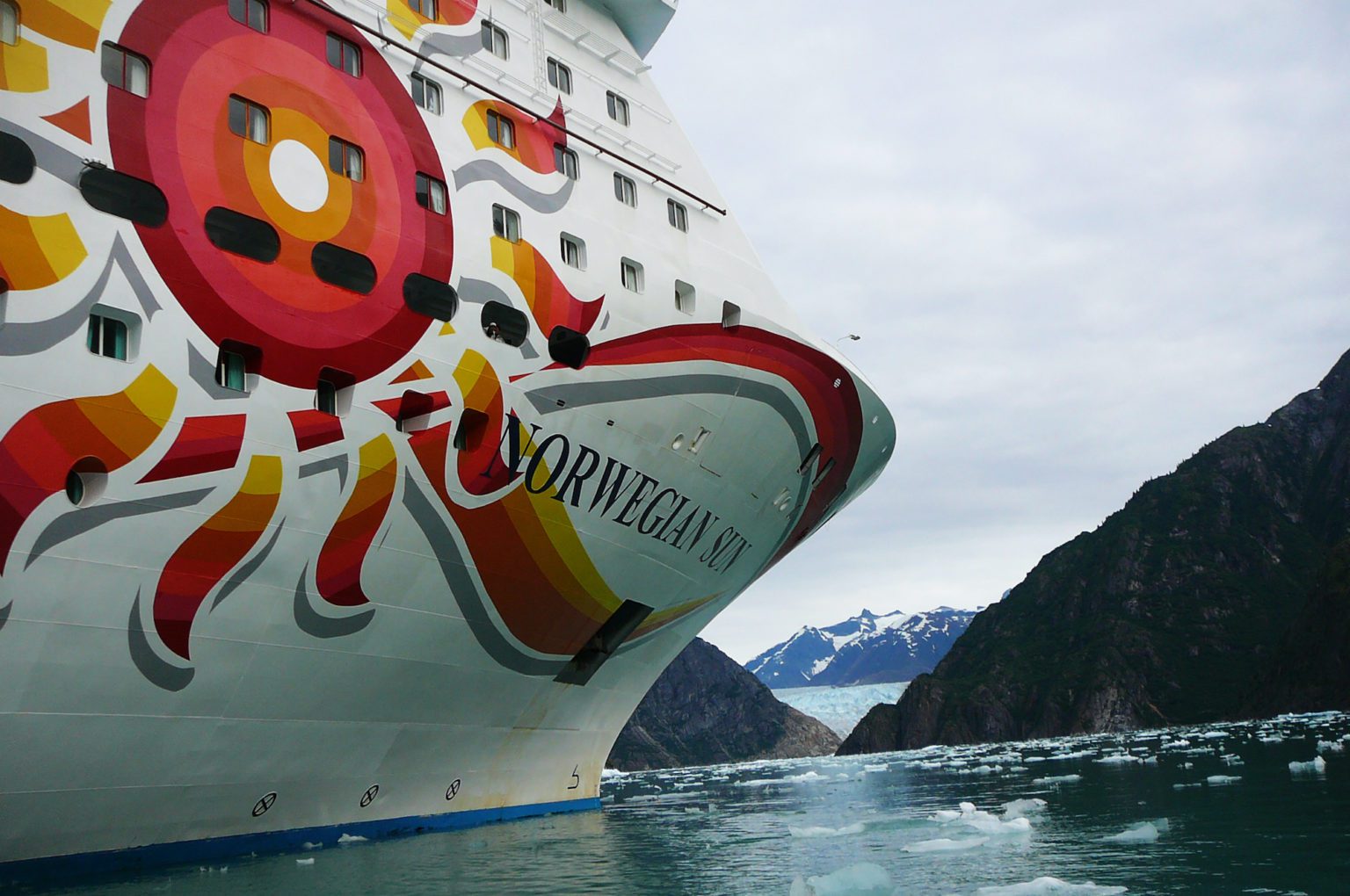 norwegian cruise line hits iceberg