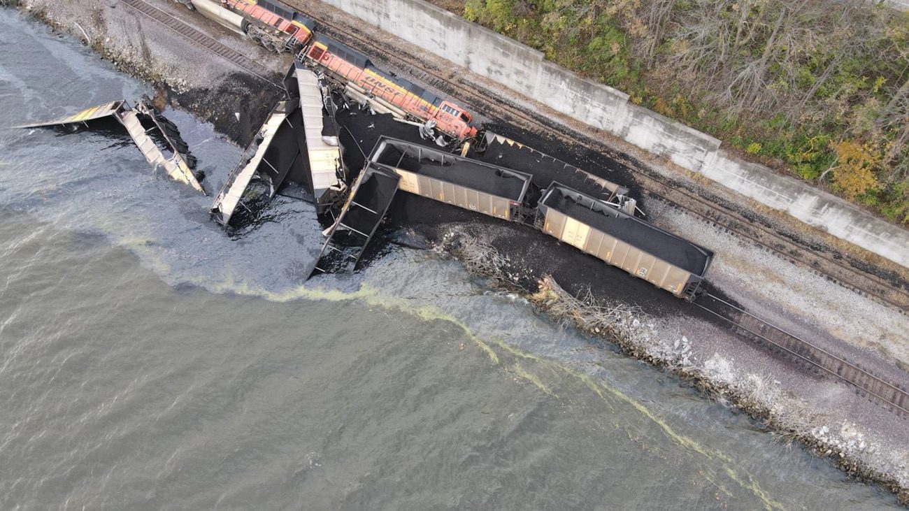 Mississippi River Barge and Freight Train Collide: NTSB Report