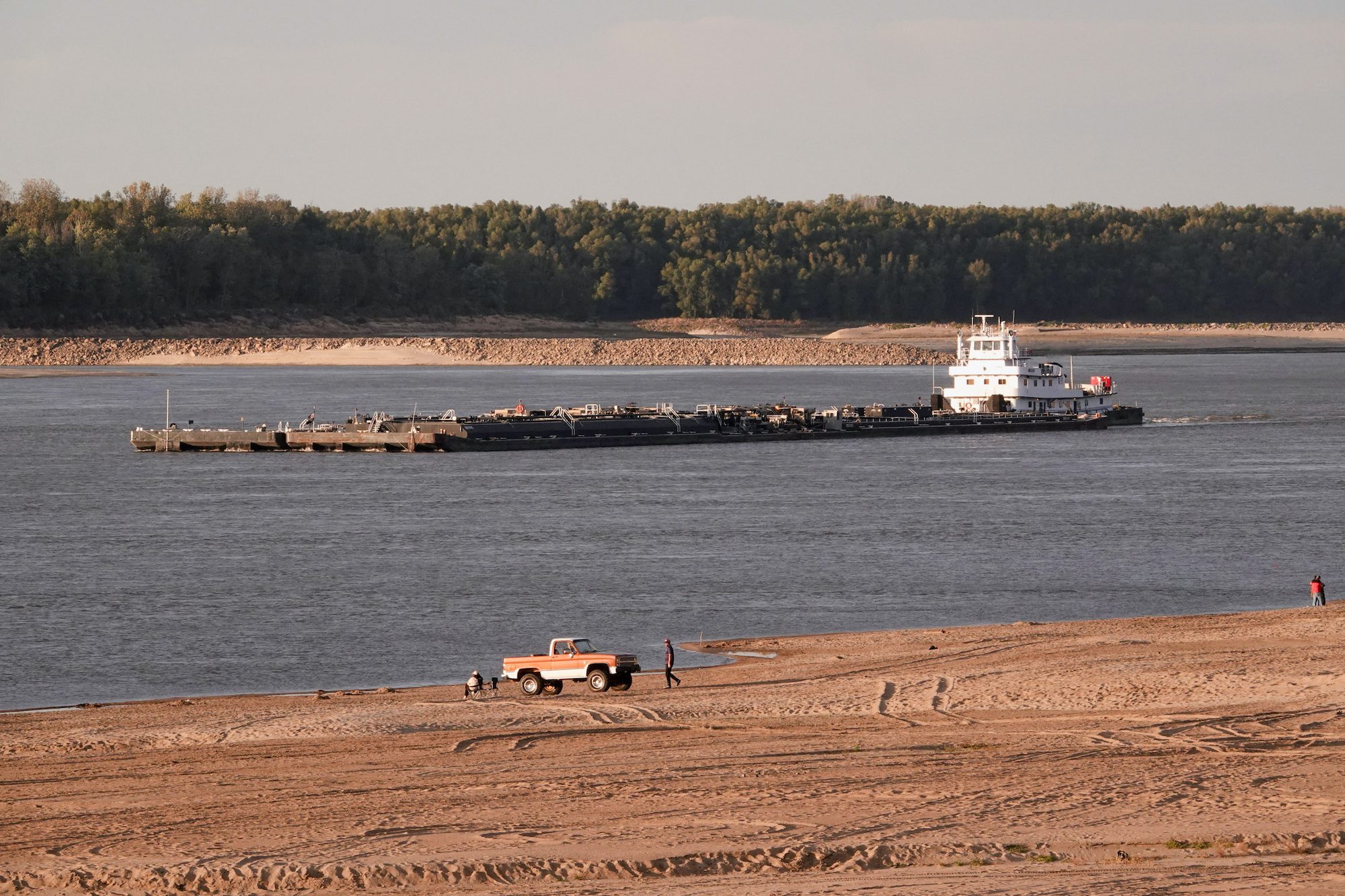 Barges make their way down the Mississippi River, where the water levels have reached historically record lows in Memphis, Tennessee, U.S. October 23, 2022. Photo REUTERS/Karen Pulfer Focht