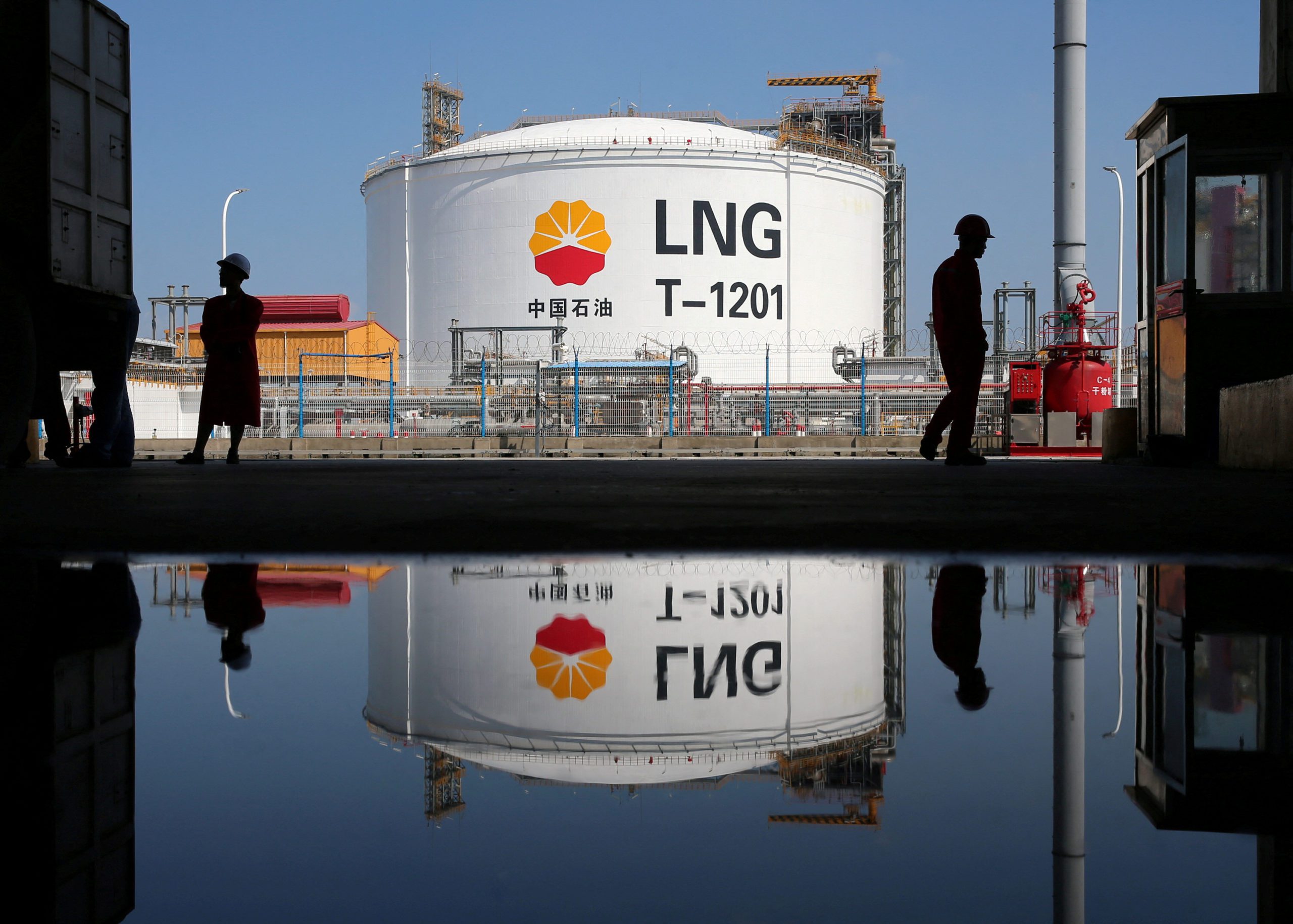 China Halts US LNG Imports as Trade War Reroutes Deliveries