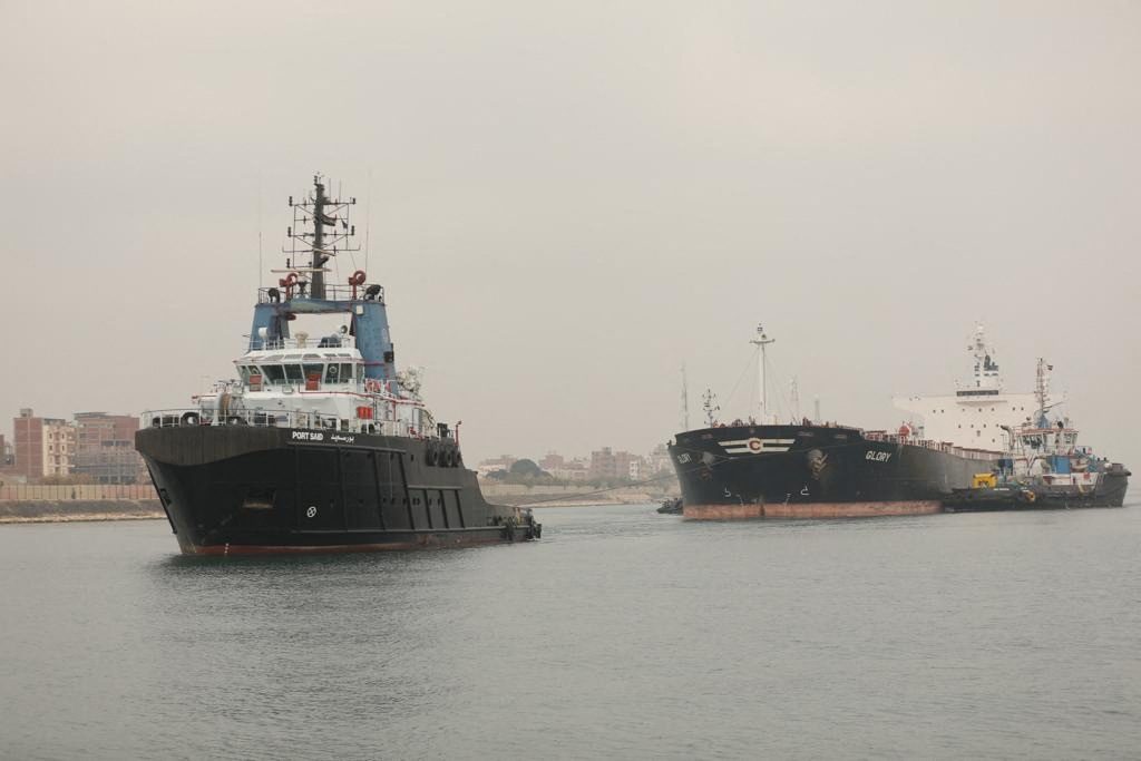 Bulk Carrier Transporting Ukrainian Grain Briefly Grounds in the Suez Canal