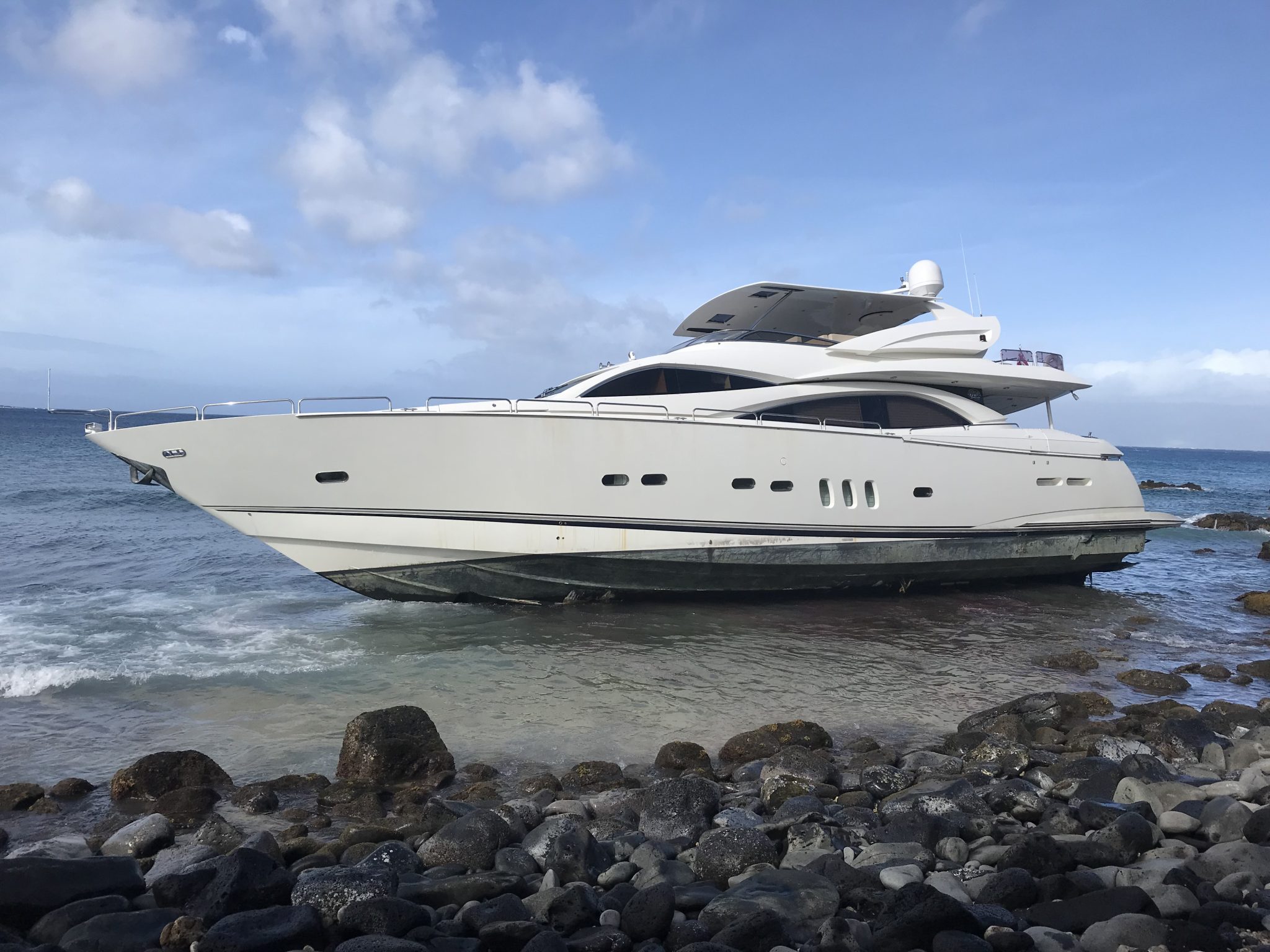 Grounded Luxury Yacht Spills Diesel in Maui’s Honolua Bay