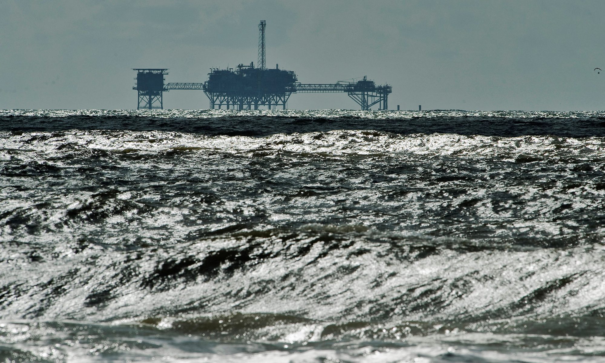 FILE PHOTO: An oil and gas drilling platform stands offshore in Alabama, October 5, 2013. REUTERS/Steve Nesius/File Photo