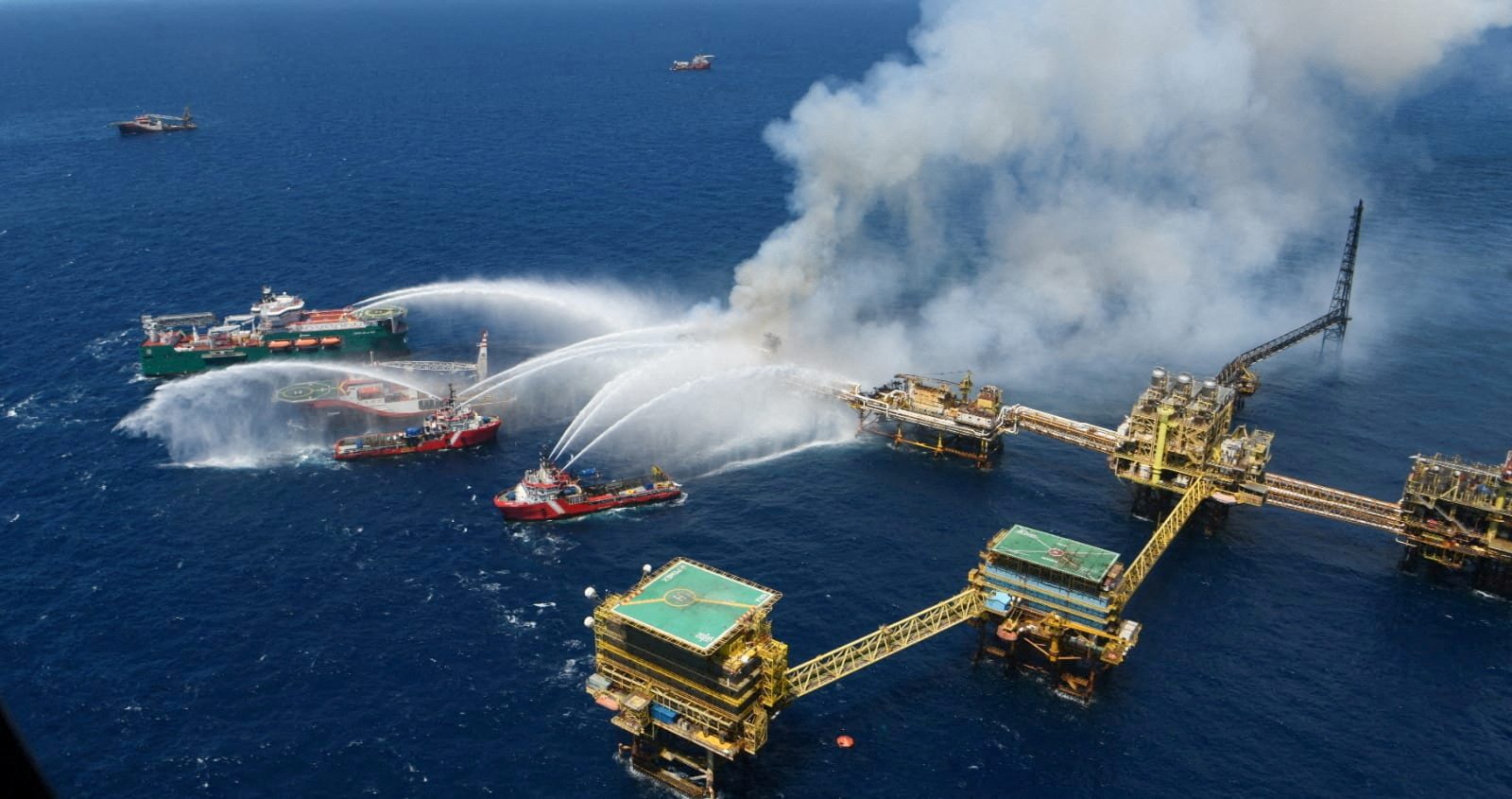 Two Killed as Fire Engulfs Mexican Oil Platform
