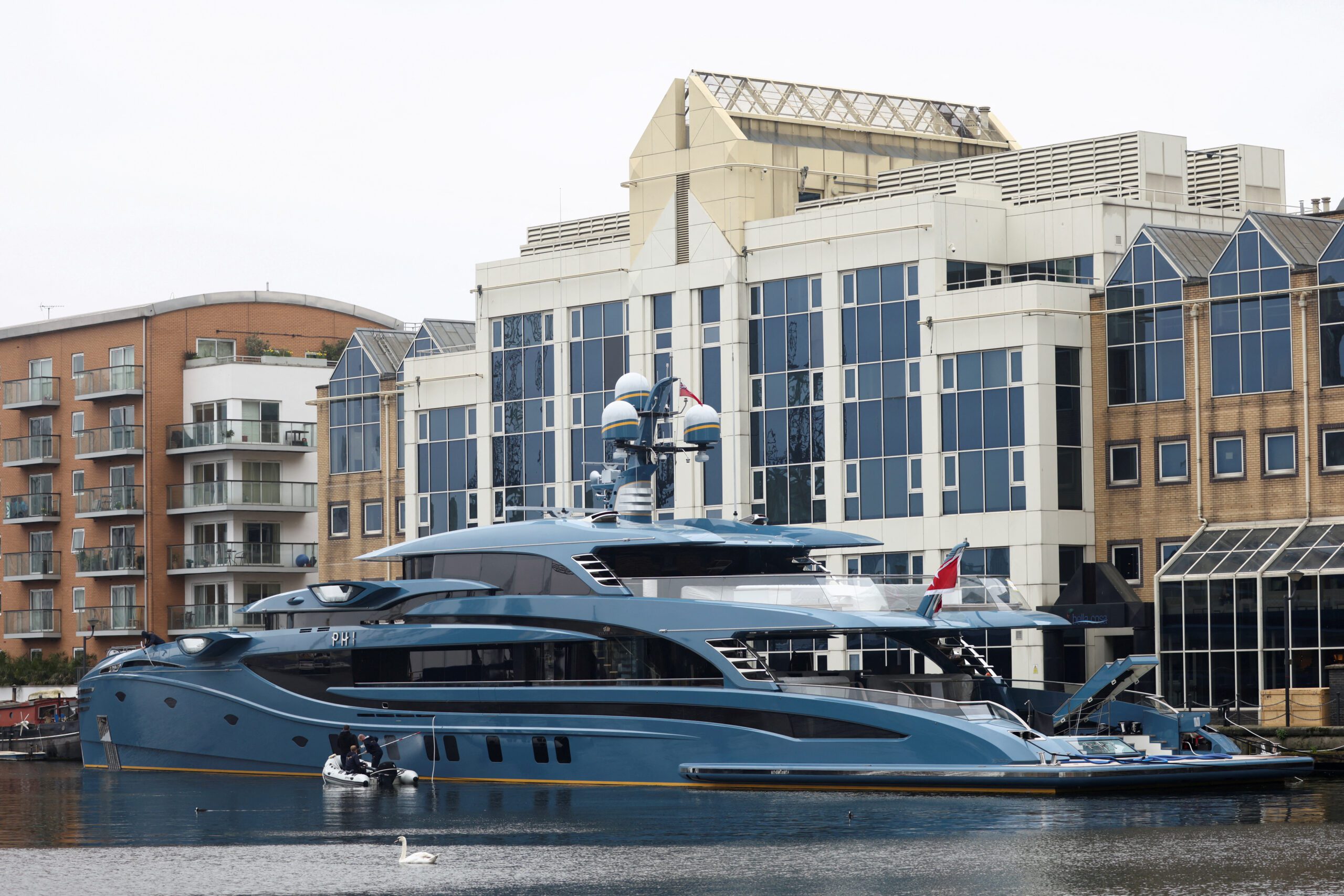 Russian Tycoon Fails To Get Superyacht Out Of Canary Wharf