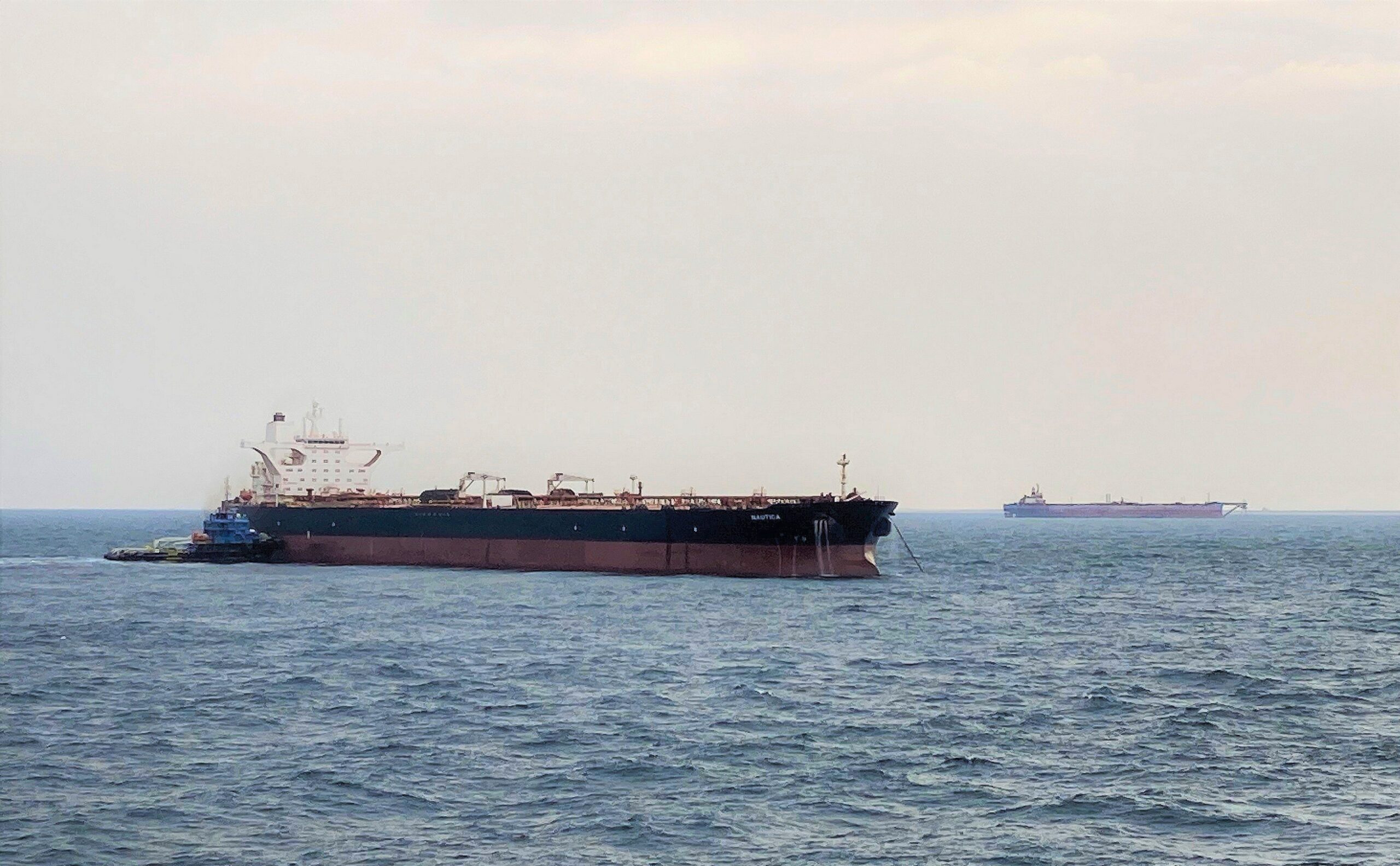 The 'Yemen' replacement tanker with the FSO Safer in the background. Photo: Boskalis