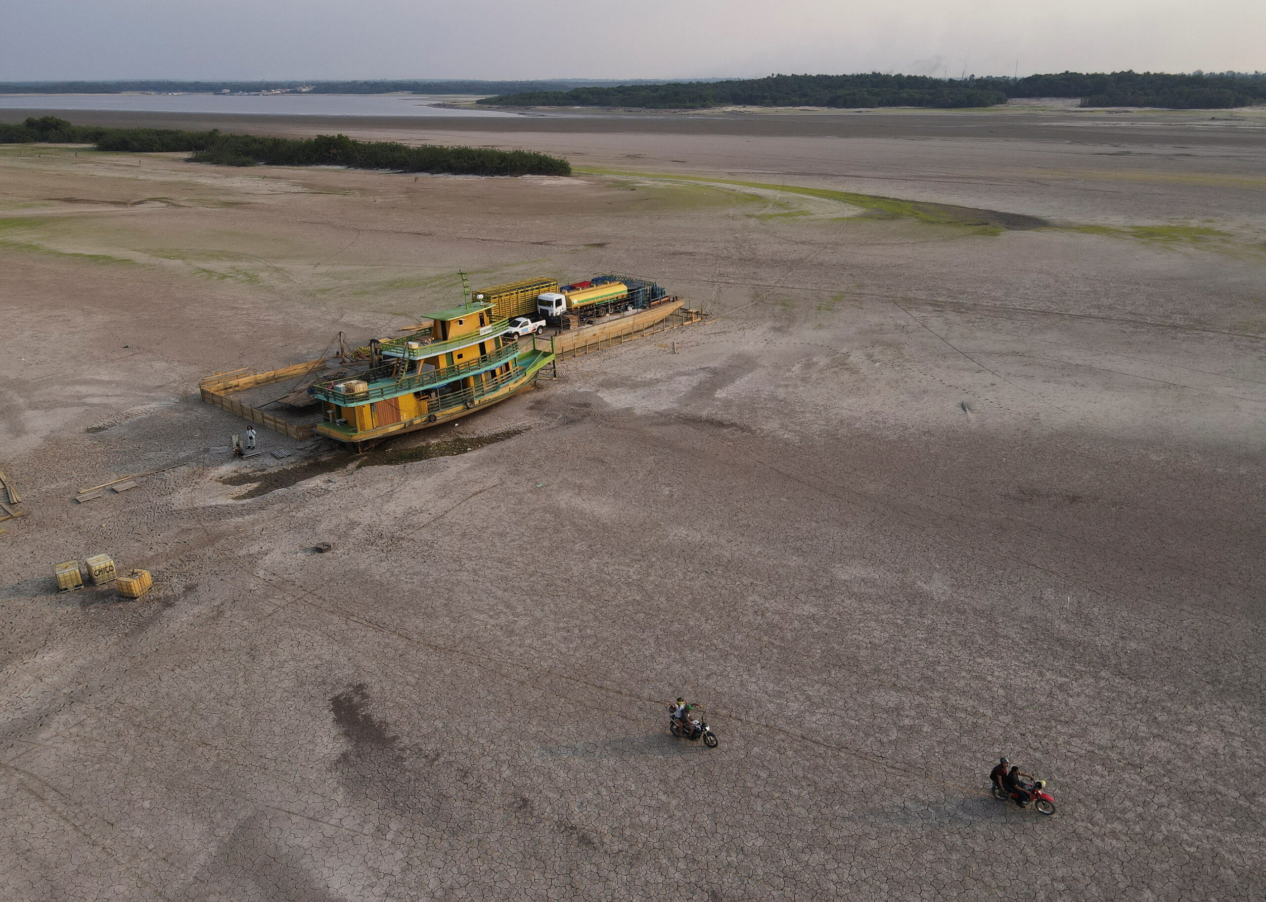Amazon drought stalls shipping as boats run aground in low rivers, in Cacau Pirera. Photo REUTERS/Bruno Kelly