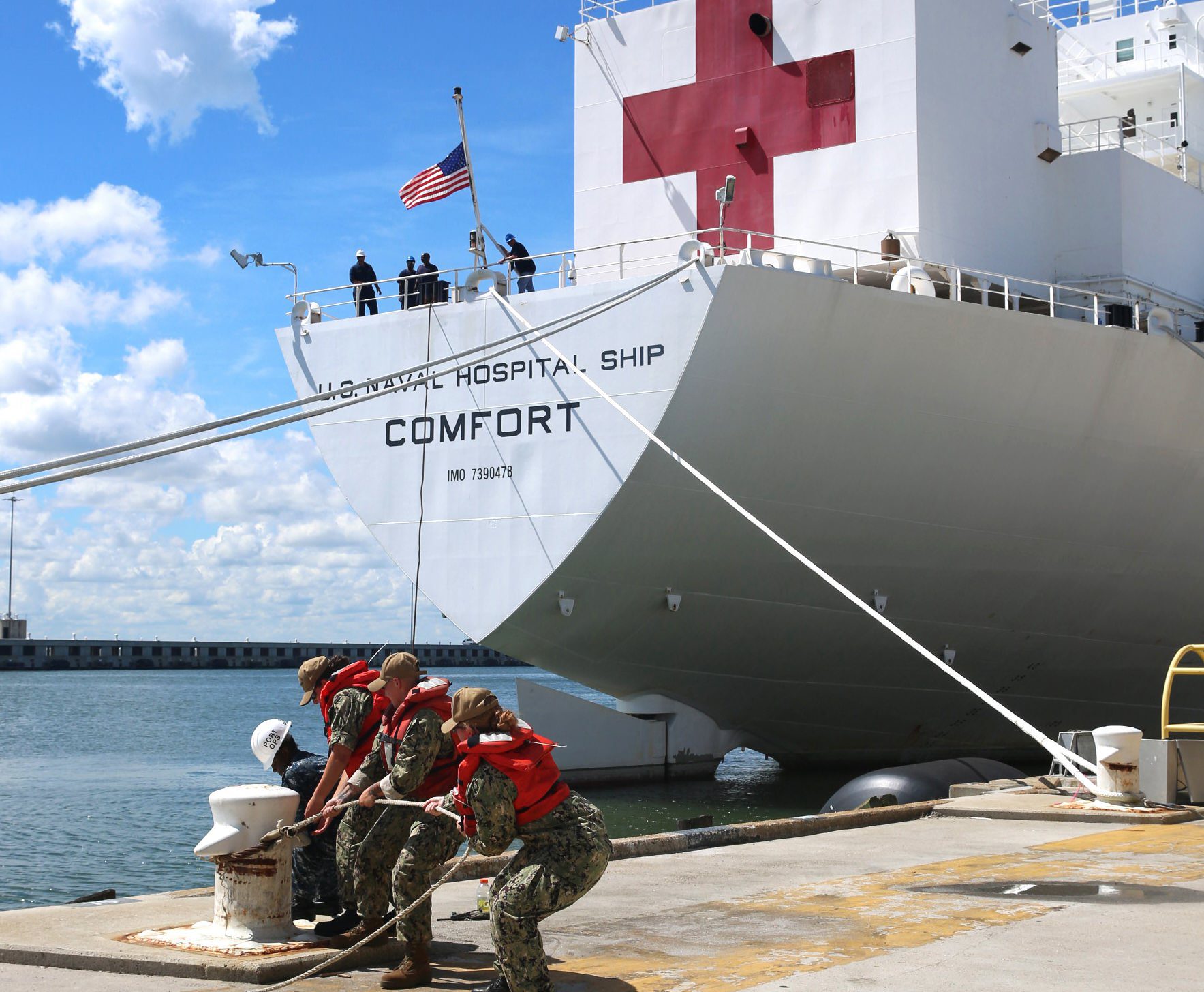 US Navy photo of the hospital ship USNS Comfort getting underway