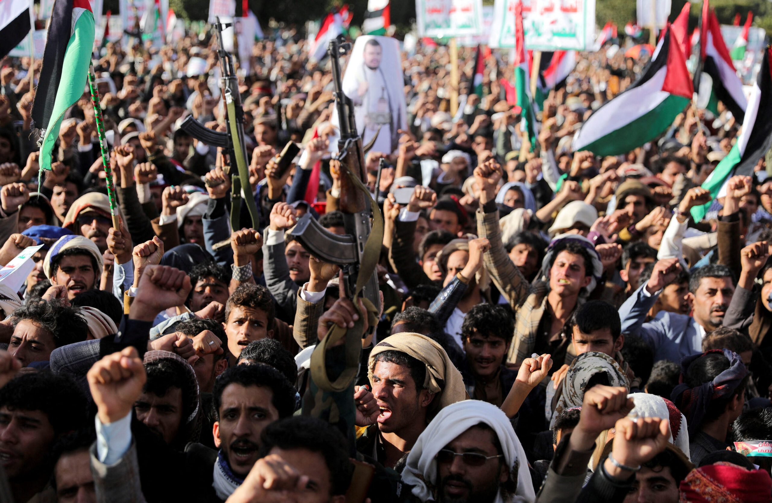 Photo of a large group of Houthi supporters in Yemen
