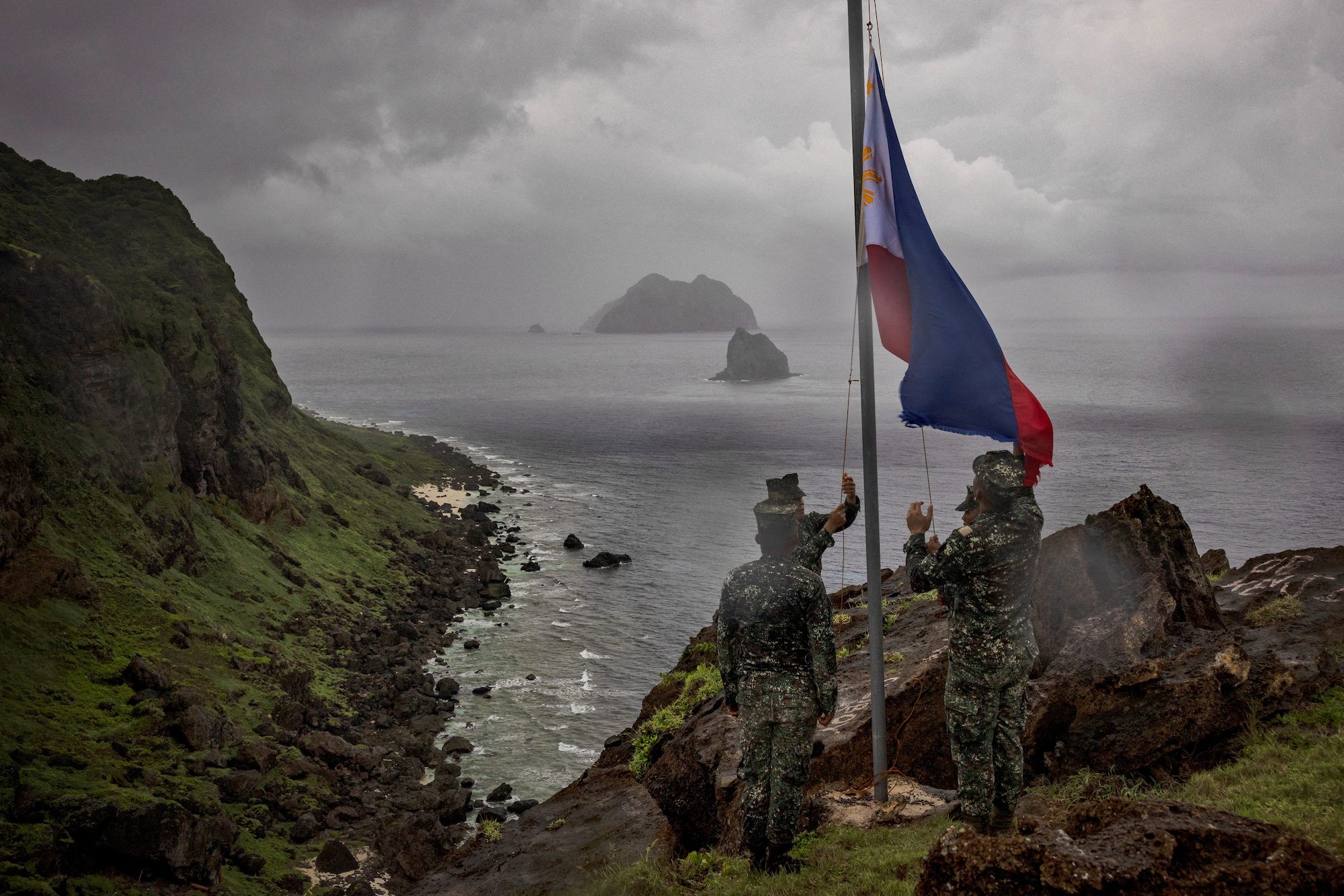 FILE PHOTO: Filipino soldiers take part in a flag raising ceremony on Mavulis Island during a trip of the chief of staff of the Armed Forces of the Philippines, in Batanes, Philippines, June 29, 2023. Batanes, a group of idyllic islands at the country’s northernmost tip, lies just 140 kilometers from Taiwan. Ezra Acayan/Pool via REUTERS/File Photo