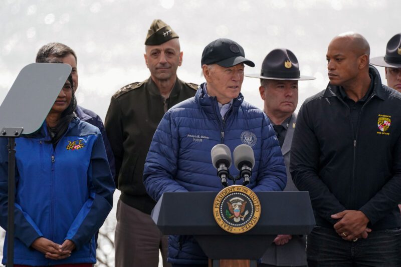 El presidente estadounidense Joe Biden hace comentarios cerca del puente Francis Scott Key colapsado, en Dundalk, Maryland, EE.UU., el 5 de abril de 2024. REUTERS/Nathan Howard