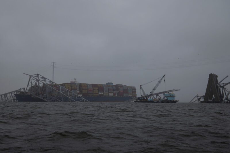 El Comando Unificado Key Bridge Response 2024 continúa coordinando las operaciones de respuesta a pesar de las difíciles condiciones climáticas en Baltimore, Maryland, el 3 de abril de 2024. Foto de la Guardia Costera de EE. UU.