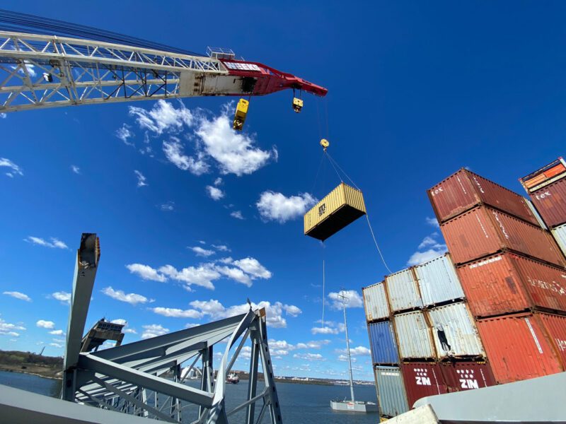 Los equipos de respuesta comenzaron a retirar contenedores de envío utilizando una barcaza grúa flotante en el sitio del puente Francis Scott Key el 7 de abril de 2024.