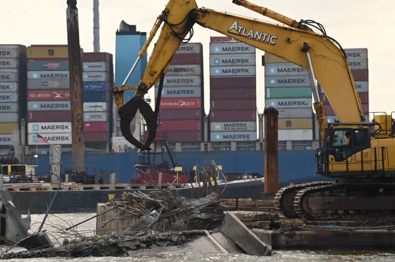 Los equipos de respuesta continúan las operaciones de salvamento y remoción de restos del puente Key que se derrumbó en Baltimore, Maryland, el 10 de abril de 2024. Foto de la Guardia Costera de EE. UU.