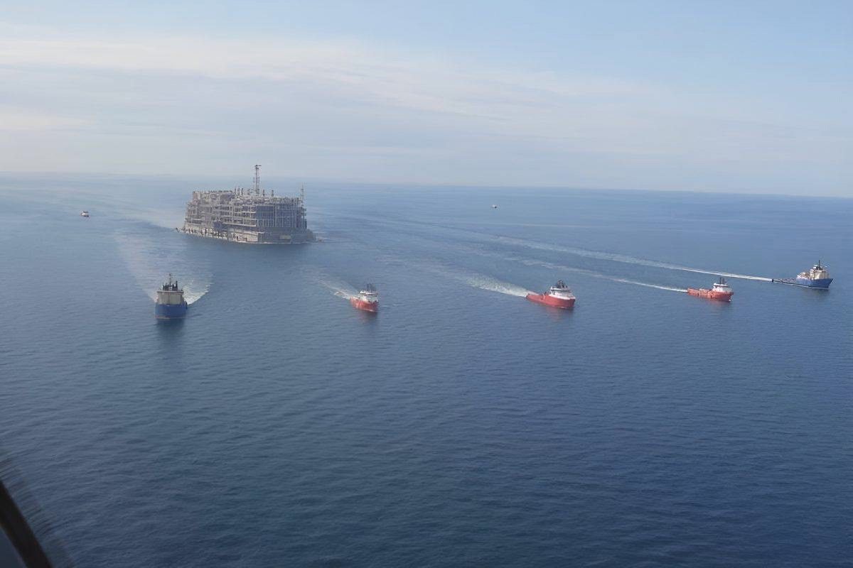 Floating LNG platform of Arctic LNG 2 being towed from Murmansk to the Gydan peninsula in the Arctic. (Source: Press Service of the Border Directorate of the FSB)