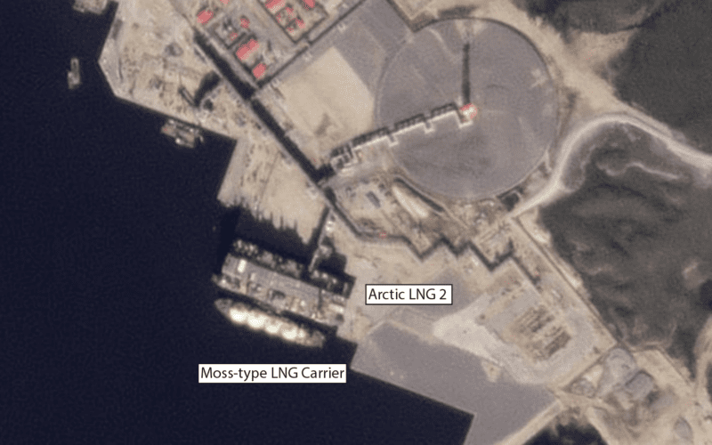 Satellite image from August 10 showing the Arctic LNG 2 plant with the Moss LNG tanker, probably Asya Energy, docked next to it. (Source: Planet.com)