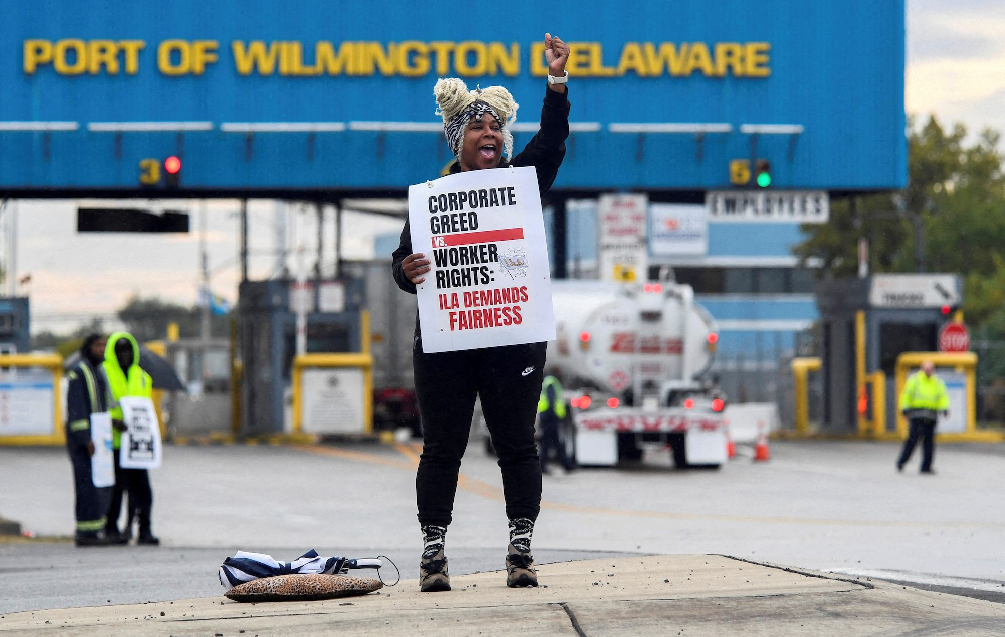 FILE PHOTO: A dockworker demonstrates after a shipping port strike went into effect across the East Coast at the Port of Wilmington, Delaware, U.S., October 1, 2024. REUTERS/Matthew Hatcher/File Photo