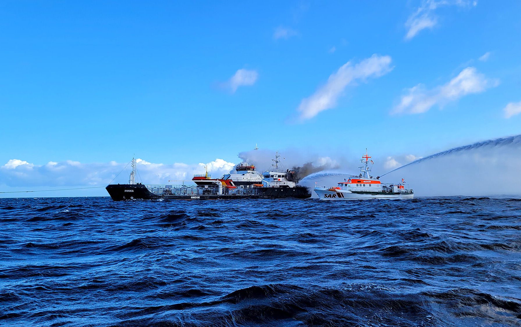 The sea rescue vessel ARKONA/DGzRS station Warnemünde involved in the firefighting