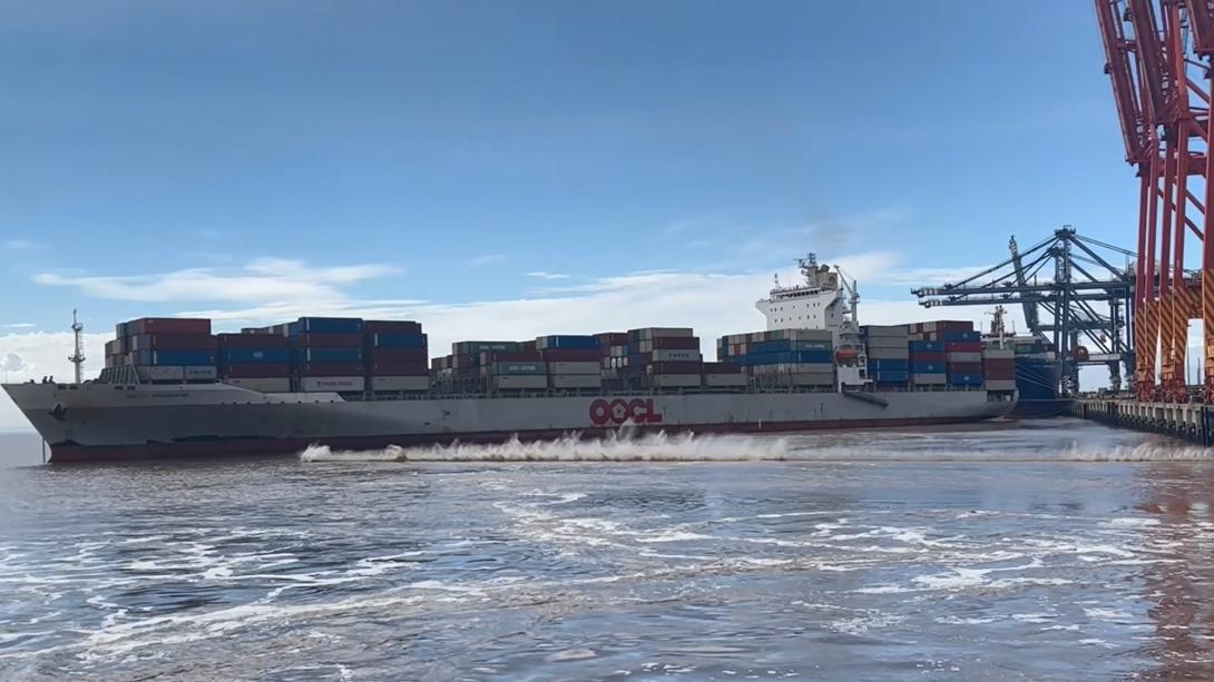 OOCL Brisbane breaking away from its mooring