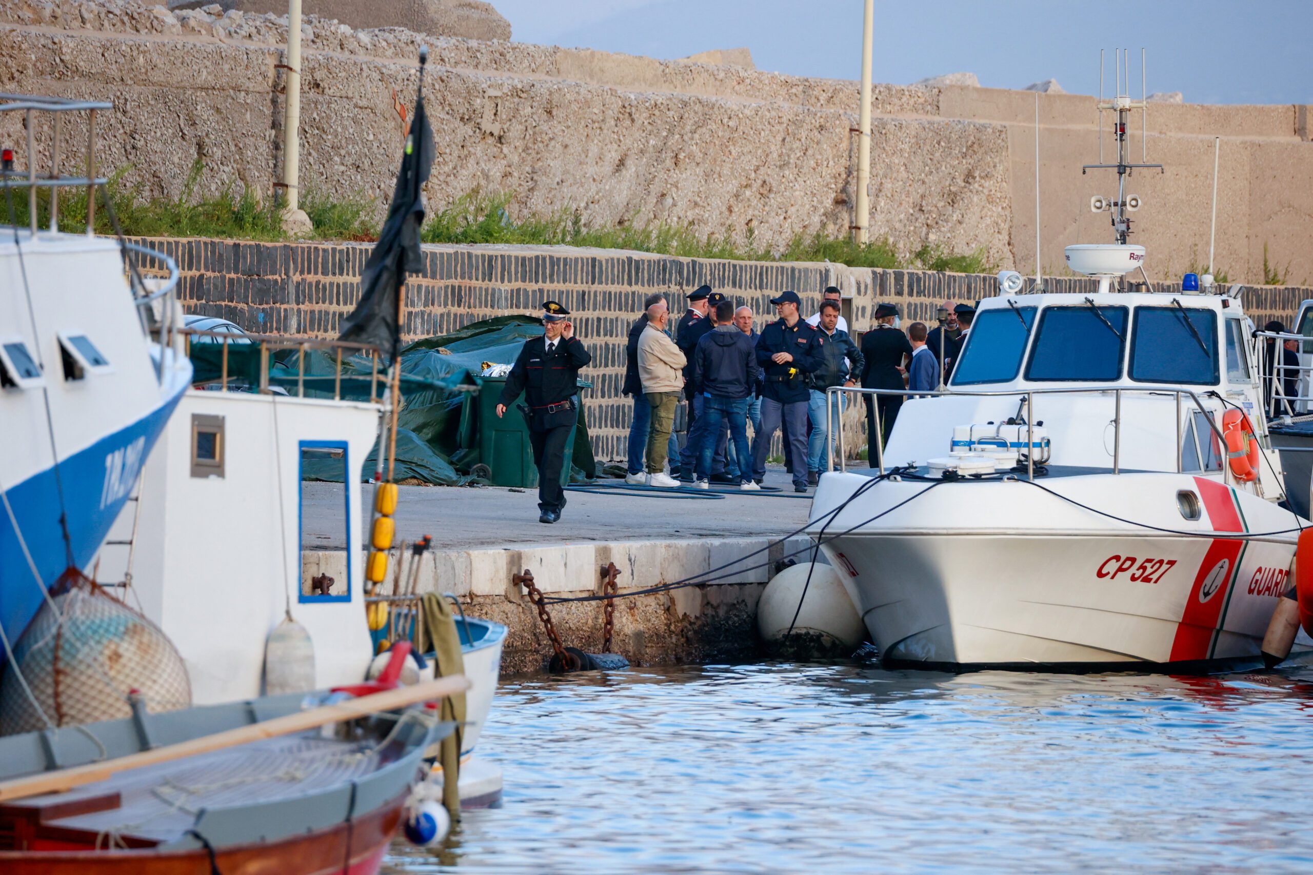 Diver dies in preliminary operations to recover Lynch's yacht.