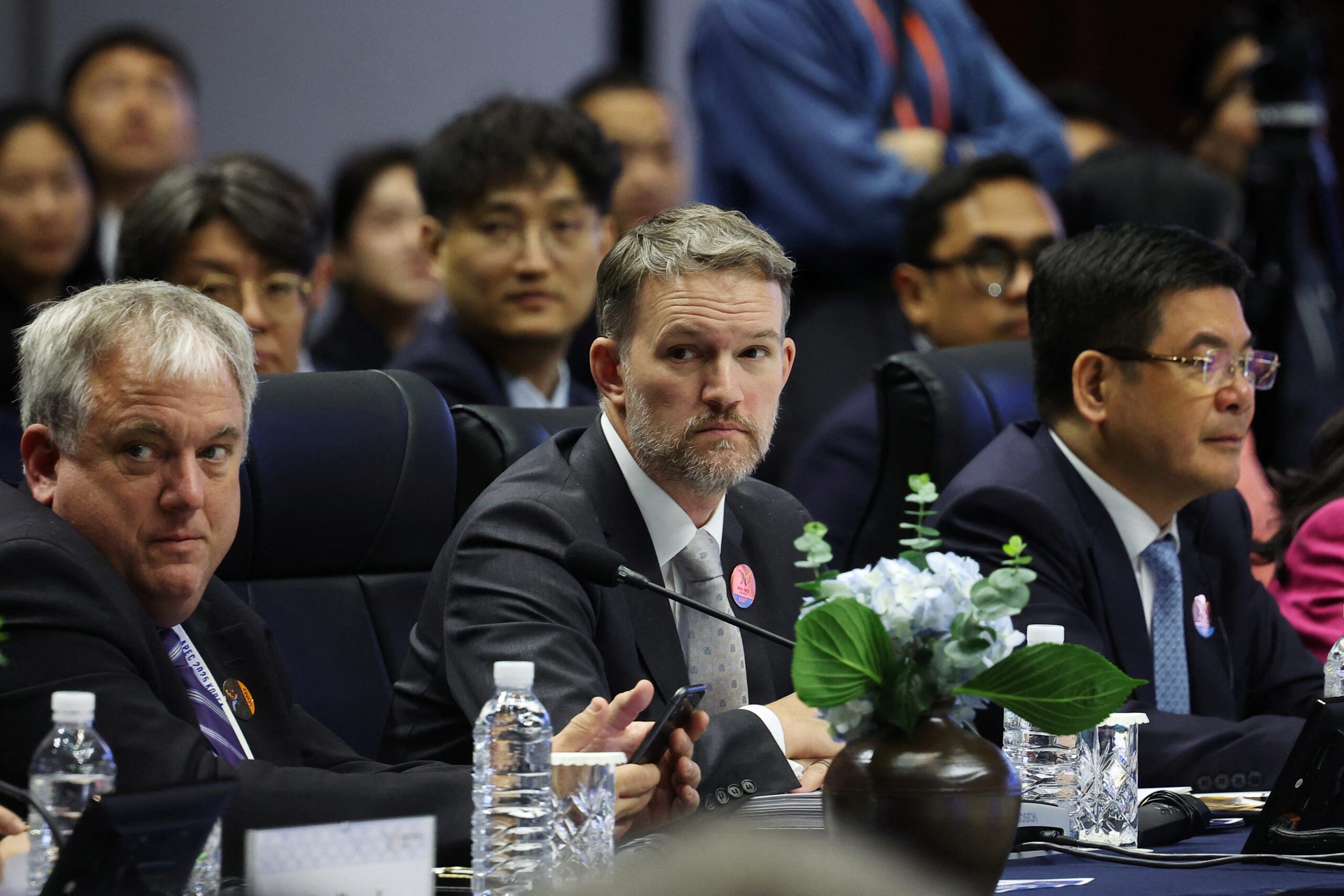 South Korean Shipbuilders HD Hyundai and Hanwha Pitch Port Cranes to Help Rebuild U.S. Maritime Sector