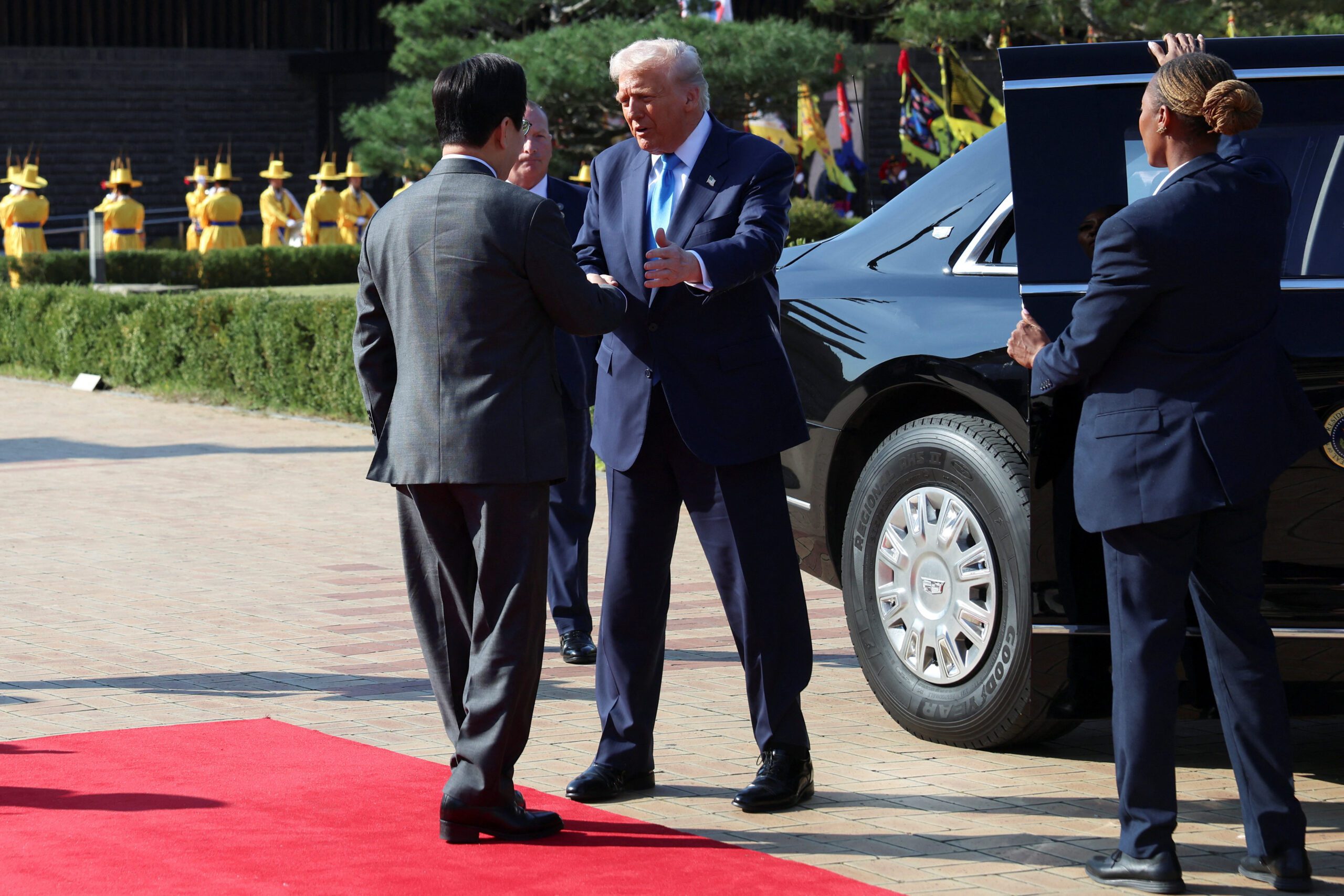 Trump Talks up Trade Deal Prospects as Asia Tour Hits South Korea