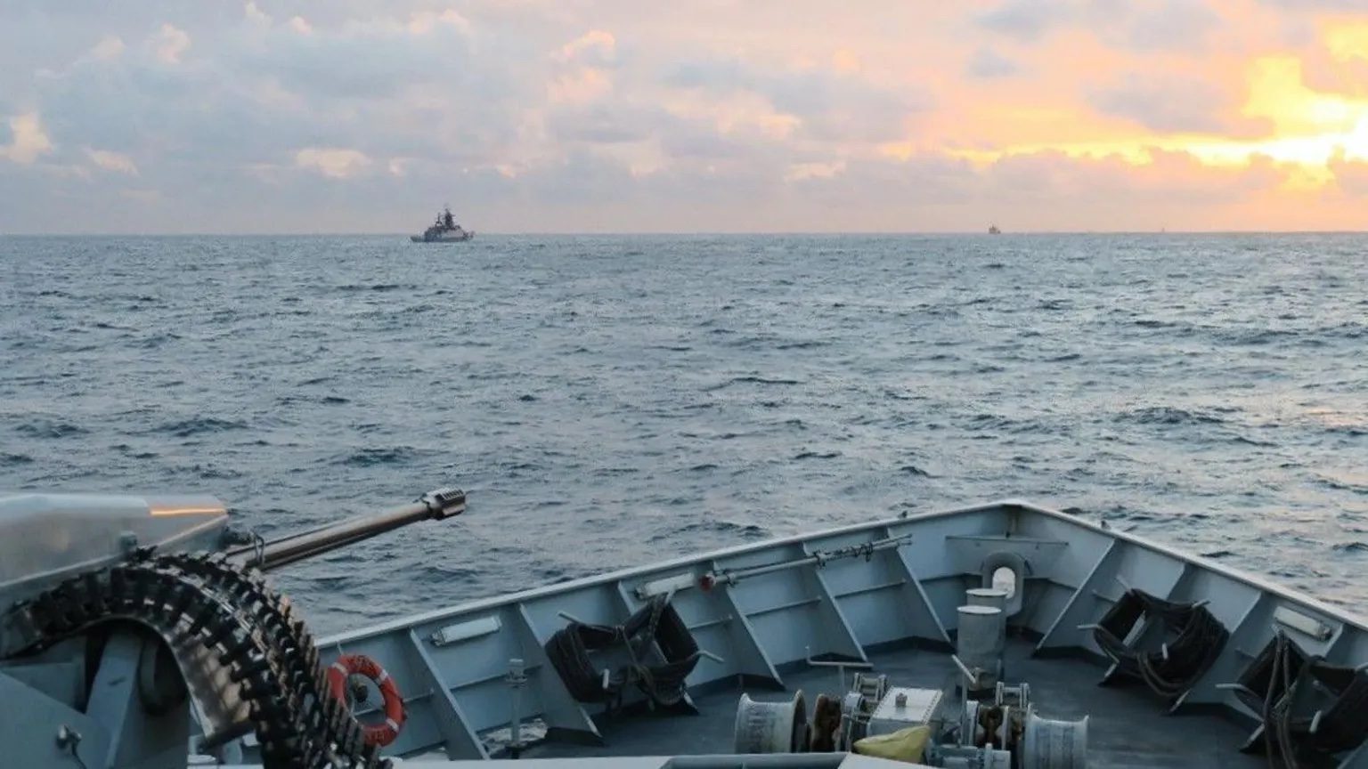 HMS Severn monitoring the Russian corvette RFN Stoikiy as it transits the English Channel