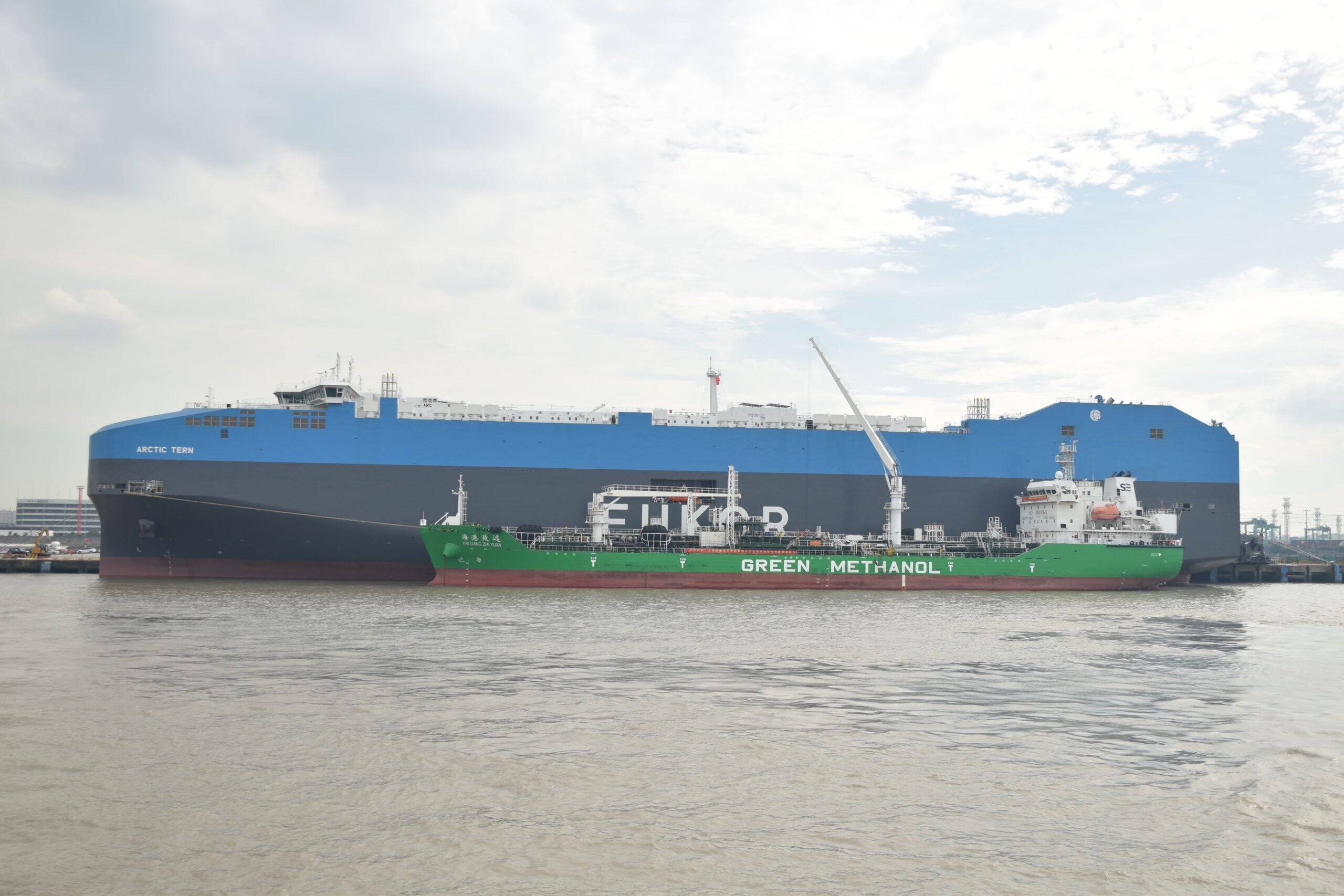 M/V Arctic Tern receives its first green methanol bunkering at the Port of Shanghai