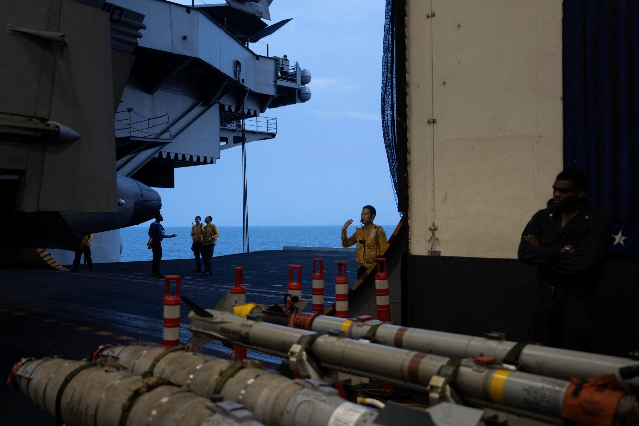 US aircraft carrier George Washington launches night air operations